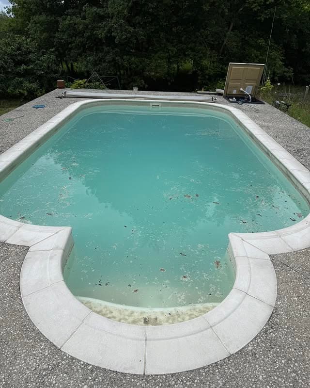 Piscine avant entretien et nettoyage à Mont de Marsan